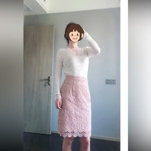 Uniqlo mauve lace pencil skirt